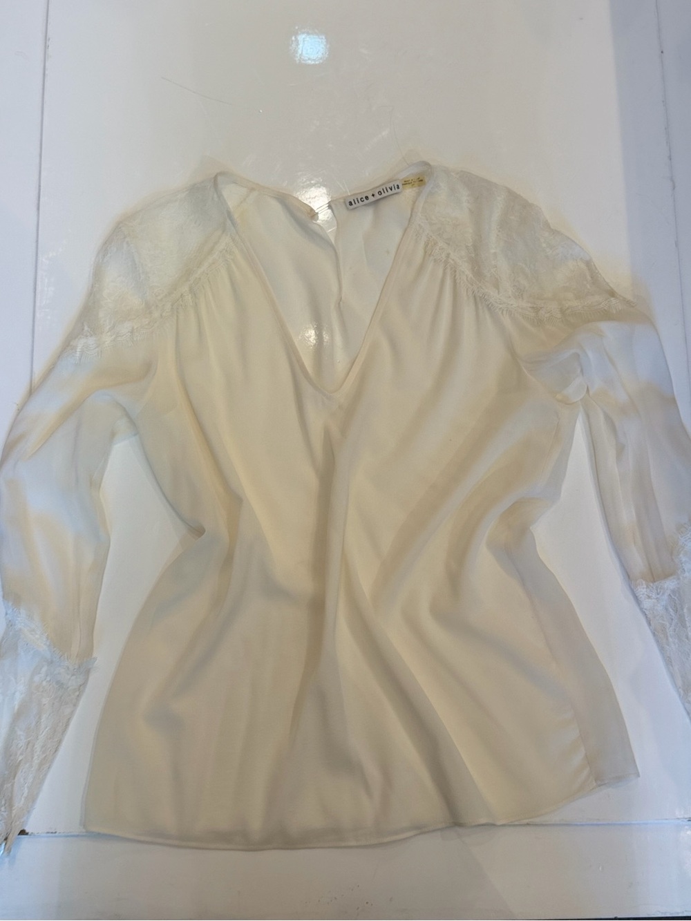 Alice + Olivia Cream V-Neck Lace-Trim Long Sleeve Blouse